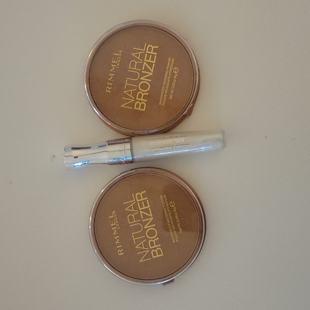 Bronzer and lipgliss